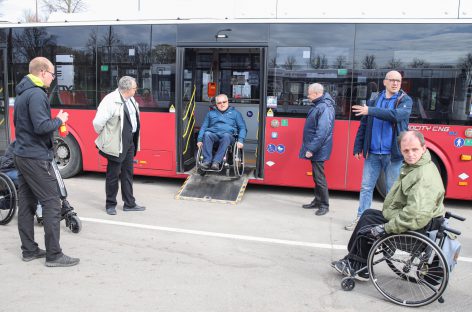 Panevėžio autobusų parko darbuotojai susitiko su žmonėmis, turinčiais individualių poreikių