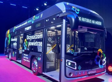 Lenkai pristato naują vandenilinį miesto autobusą „NesoBus“