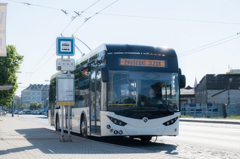 Išbandomas naujas „Škoda“ troleibusas