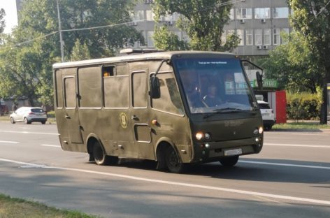 Itin retas ukrainietiškas autobusas pritaikytas karo reikmėms