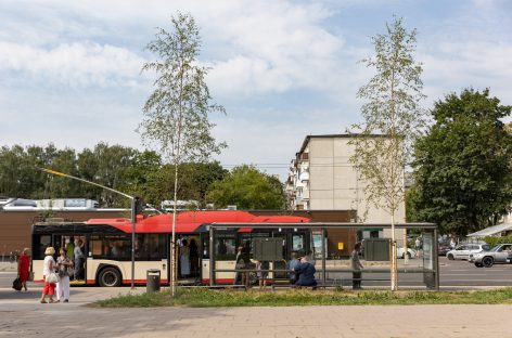 Viešojo transporto stotelėse vilniečius vėsins žaluma