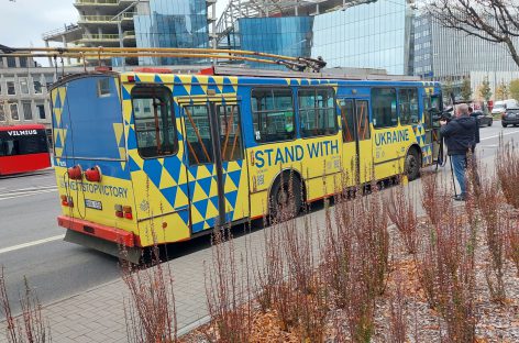 Sostinėje pristatyti troleibusai, kurie kvies aukoti Ukrainai