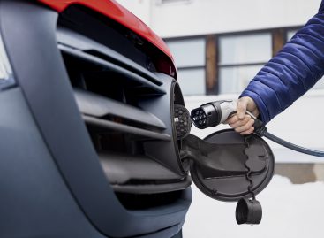 „Neste“ plečia paslaugas Suomijos elektromobilių rinkoje: įkrovimo stotelės bus prieinamos privatiems klientams