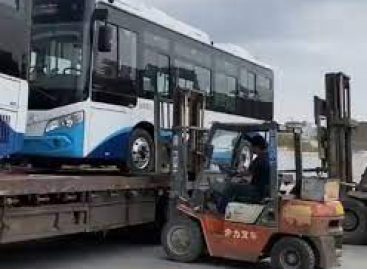 Trūkstant specialiosios technikos, Kinijoje klientams atgabentu autobusus tenka iškrauti… šakiniais krautuvais (video)