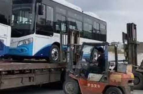 Trūkstant specialiosios technikos, Kinijoje klientams atgabentu autobusus tenka iškrauti… šakiniais krautuvais (video)