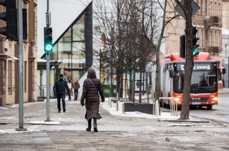 Pėsčiųjų ir dviratininkų mygtukai: psichologinė apgaulė ar realiai veikianti priemonė?