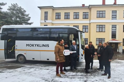 Biržų „Saulės“ gimnazija įsigijo naują mokyklinį autobusą