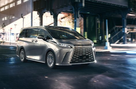 „Lexus“ žengė į naują segmentą: pristatytas prabangus mikroautobusas LM