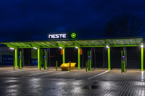 „Neste“ žengia į Lietuvos elektromobilių rinką: atidarė pirmąją 300 kW galios įkrovimo stotelę