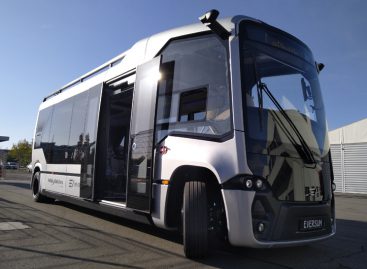 „eVersum“ ir „ZF Group“ pristatė savivaldį autobusą