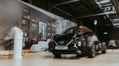 Ką Rygos automobilių muziejuje veikia per pusę perpjautas apynaujis „Nissan Leaf“?