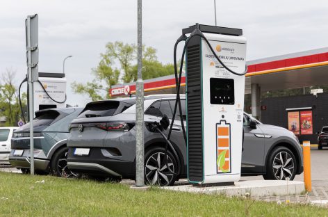 „Elektrum Lietuva“ plečia elektromobilių įkrovimo tinklą, diegs stoteles „Circle K“ degalinėse