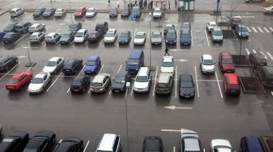 Eismo įvykiai daugiabučių kiemuose: kaip elgtis įvažiavus į kaimyno automobilį