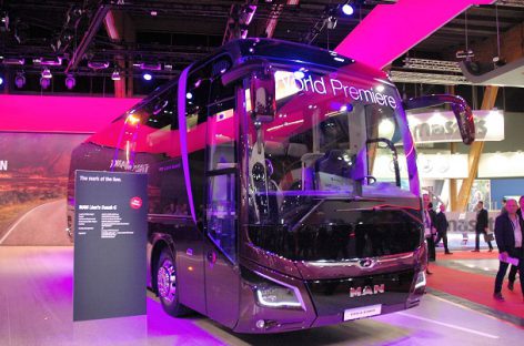 Miuncheno „Bayern“ komanda važinės elektriniu turistiniu autobusu