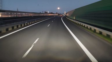 Apklausa: dauguma lietuvių keliuose susiduria su vairuojančiais pavojingai, tačiau pažeidėjus vis dar yra linkę ignoruoti