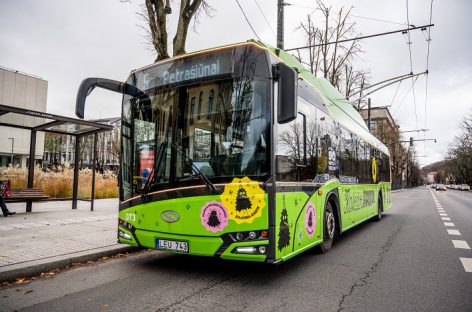 Kauno autobusai ir troleibusai pasipuošė šventėms