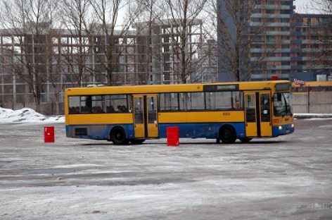 Apledėjusi kelio danga: kas gali apsaugoti vairuotojus ir pėsčiuosius