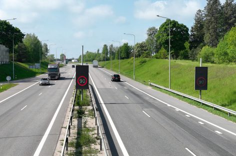 „Via Lietuva“ vairuotojus ragina keliuose stebėti šiuos ženklus: kokią informaciją jie pateikia