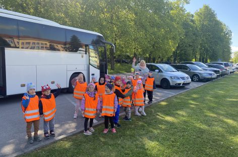 Marijampolės vaikų lopšelio – darželio „Nykštukas“ skyriaus „Ežiukų“ grupės vaikučiai susipažino su autobusų parko veikla