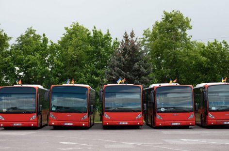 Charkivui perduodama nauja humanitarinė siunta iš Kauno – į Ukrainą iškeliauja 5 autobusai