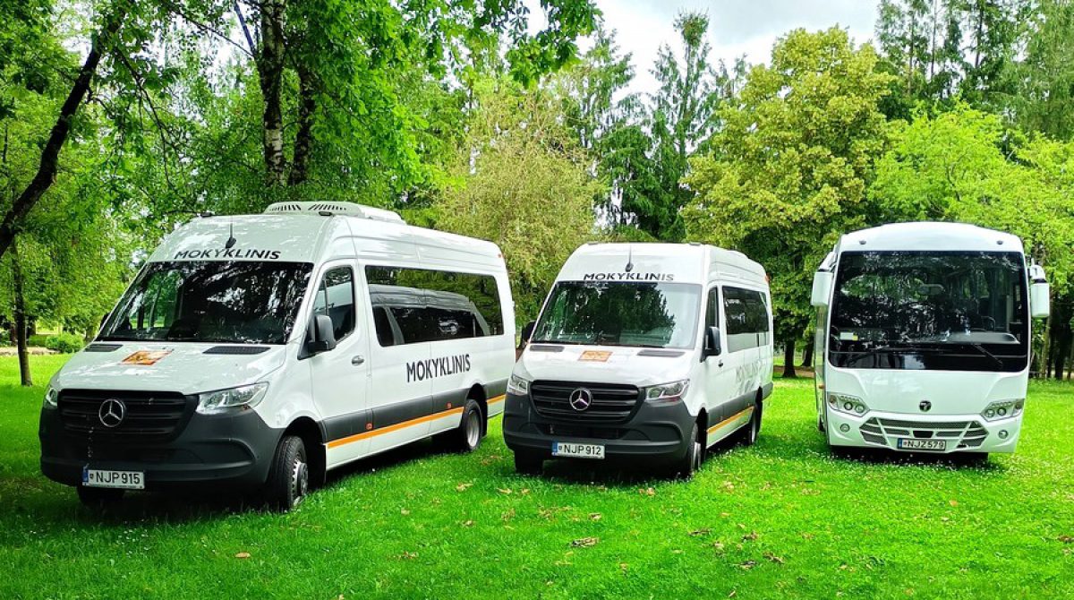 Šeduvos gimnazija du senus autobusus išmainė į tris naujus