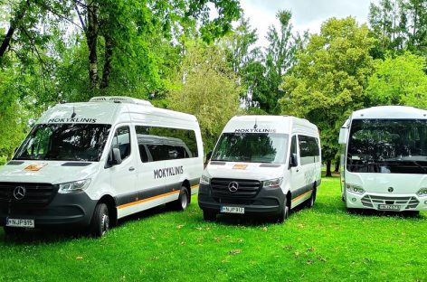 Šeduvos gimnazija du senus autobusus išmainė į tris naujus