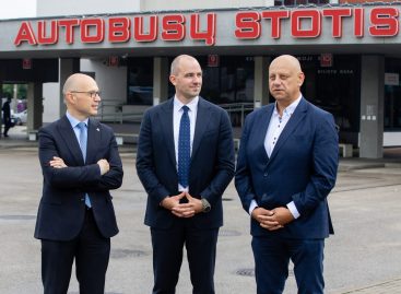 Susisiekimo ministerija atveria duomenis apie viešąjį transportą: kas perveža daugiausiai keleivių, kiek stotelių ir kur seniausi autobusai?