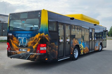 Menas ant ratų:  unikalus autobusas papuoštas Ikaru ir Šiaulių miesto simboliais