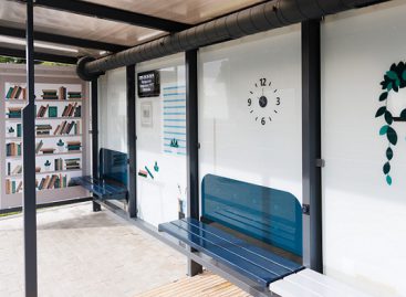 „Jonavos autobusai“ miestui padovanojo išmaniąją stotelę: kai karšta – įsijungia ventiliacija, galima įkrauti įrenginius