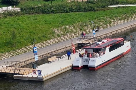 Į Vilnių atvyko antrasis elektrinis keleivinis laivas „Lašiša“ – vilniečiai galės jį išbandyti jau šį savaitgalį