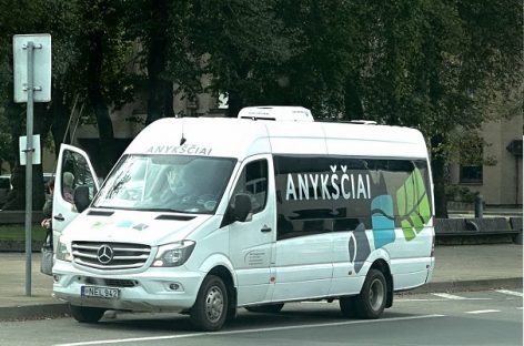 Devyni vietinio susisiekimo autobusai papuošti Anykščių ženklu
