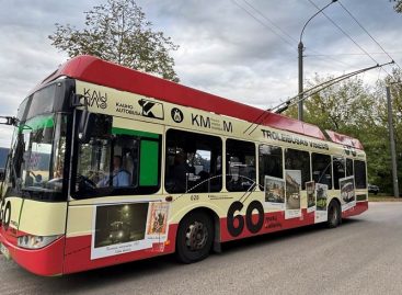 Į Kauno gatves išriedėjo istorinėmis nuotraukomis ir faktais papuoštas troleibusas
