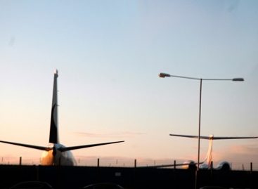 Keliaujate darbo reikalais? Patarimai, kaip išlikti produktyviems lėktuve