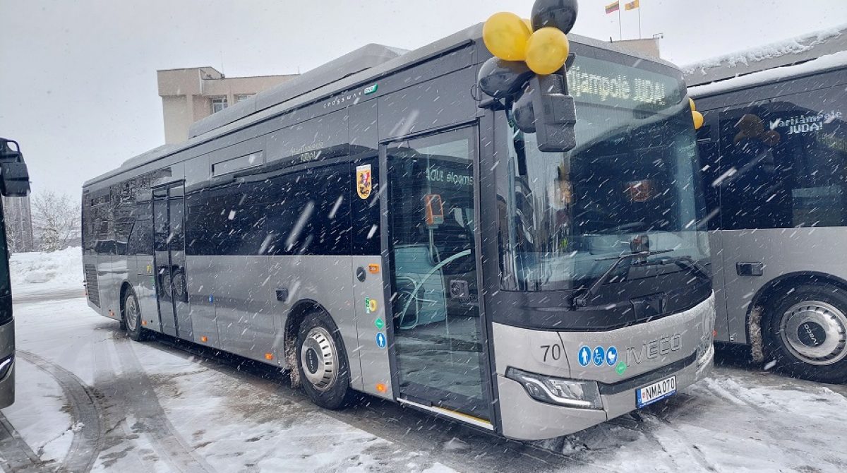 Keleivių vežėjai diskutavo: ar žiemą autobusams reikia sniego grandinių?