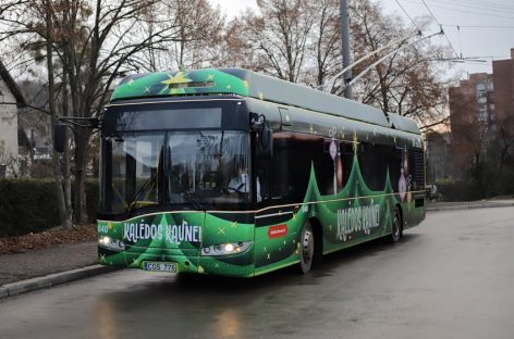 Kaune – Kalėdoms papuošti troleibusai