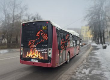 Kalėdoms papuoštas autobusas – ir Panevėžio gatvėse