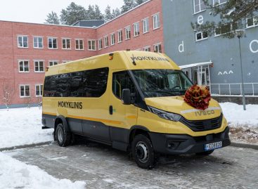 Nemenčinės Gedimino gimnazijai perduotas modernus elektrinis mokyklinis autobusas