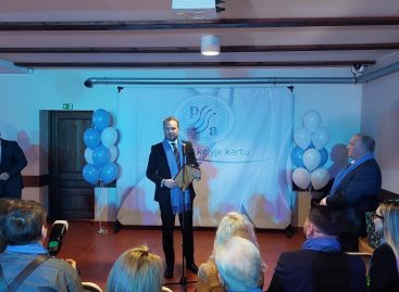 Ministras Juras Taminskas skeptiškai vertina „Senjorų lipdukus“, sako, kad vyresni vairuotojai – patyrę