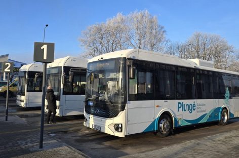 Į Plungės miesto gatves išriedėjo šeši nauji elektriniai autobusai
