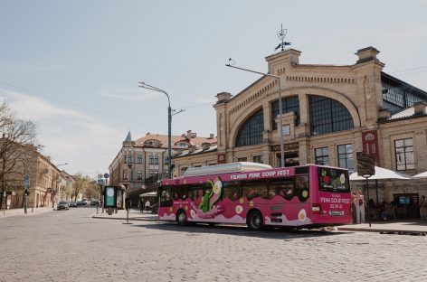 Vilnius nusidažė rožine spalva: dėl šaltibarščių festivalio bus eismo ribojimų, kursuos nemokamas autobusas