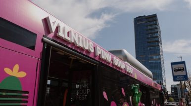 Vilniaus gatvėmis rieda šaltibarščių nuotaiką skleidžiantis autobusas