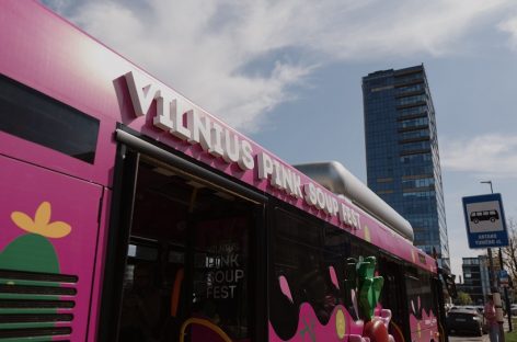 Vilniaus gatvėmis rieda šaltibarščių nuotaiką skleidžiantis autobusas