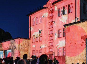 „Galerija ant ratų“ atidarymas: istorinis Šančių garažas vienai nakčiai virto gyvu meno kūriniu