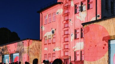 „Galerija ant ratų“ atidarymas: istorinis Šančių garažas vienai nakčiai virto gyvu meno kūriniu