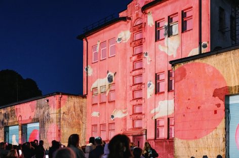 „Galerija ant ratų“ atidarymas: istorinis Šančių garažas vienai nakčiai virto gyvu meno kūriniu