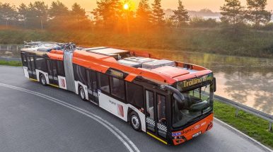 Genujos gatvėse – pirmieji „Solaris Trollino“