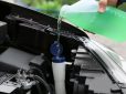 Automobilinių skysčių talpos – ne į bendrą plastiko konteinerį: ekspertai primena svarbiausias taisykles