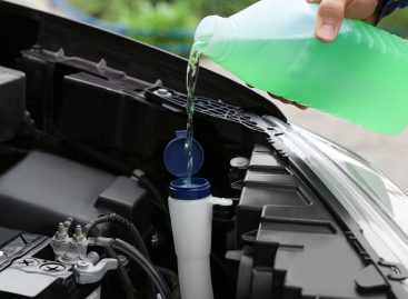 Automobilinių skysčių talpos – ne į bendrą plastiko konteinerį: ekspertai primena svarbiausias taisykles