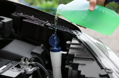 Automobilinių skysčių talpos – ne į bendrą plastiko konteinerį: ekspertai primena svarbiausias taisykles