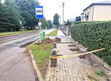 Radviliškyje atnaujinamos autobusų stotelės – bus patogiau laukti autobuso